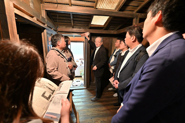復元された鴨居で万年筆「発見」のおかしさを実感した（4月10日・埼玉県狭山市）