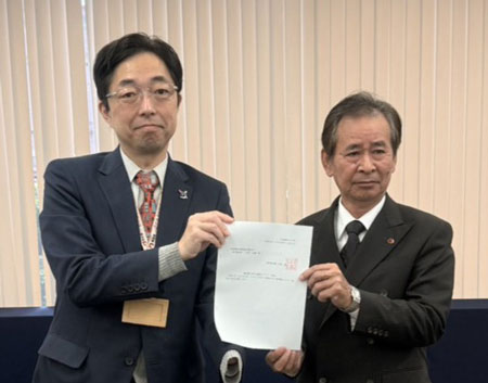 松永末廣・熊本県連委員長（右）が、「部落差別解消推進法」具体化など10項目にわたる要望書を木村知事に手渡した（2月6日・熊本市）