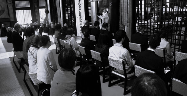 宗団を代表してあいさつした今川宗務総長は、いっそうの人権意識の高揚に努める、と決意をのべた（5月8日・和歌山県高野町）