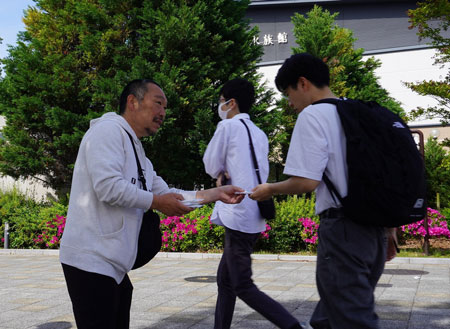 メーデー式典に先立ち狭山の情宣行動にとりくんだ（4月26日・京都市）