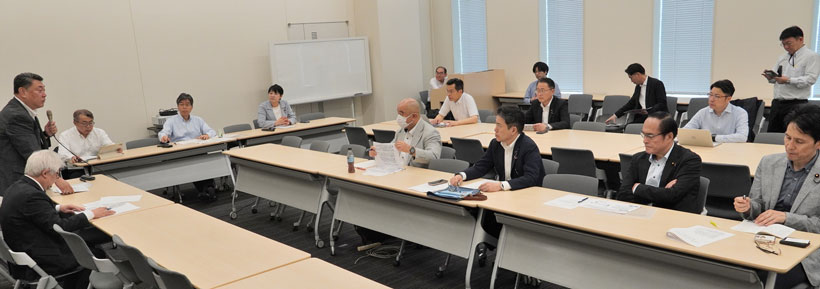 三党合同総務部会のヒアリングで、「情プラ法」の現状と課題を国会議員に報告する赤井書記長（７月15日・東京）