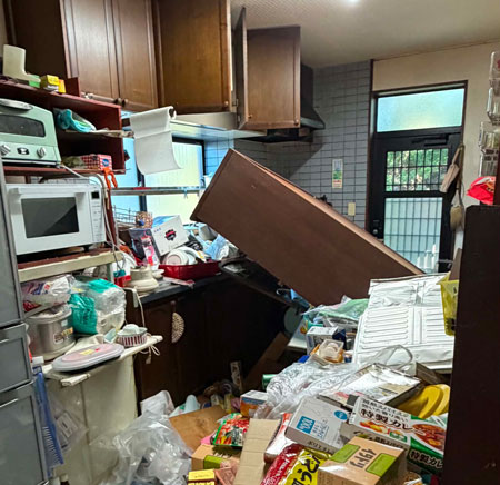 最大震度７の大きな揺れと余震によって家屋内の被害が相次いだ（7月30日・八代市）