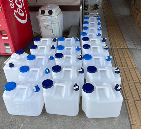 断水が続いた豊野支部には県連から生活用水や飲み水、食料が届けられた（7月29日・宇城市）
