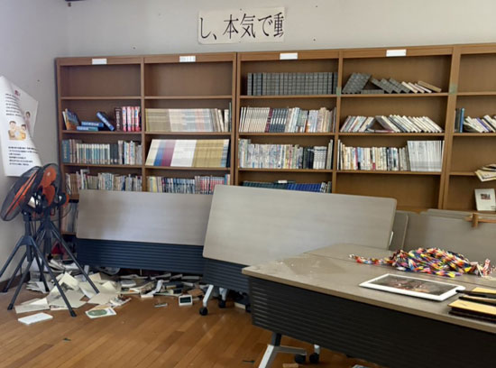 コミュニティセンターでは館内の壁がヒビ割れるなど大きな被害があった（7月29日・宇城市）