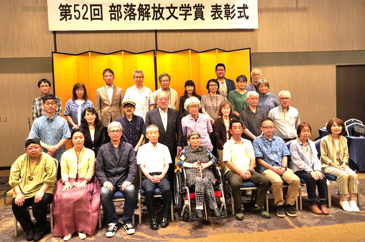 選者と入賞者らによる記念撮影（7月25日・大阪市）