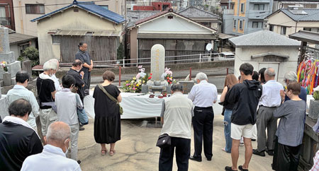 11時2分、緑町墓地でも多くの人が爆心地に向かって黙とうを捧げた（8月9日・長崎市）