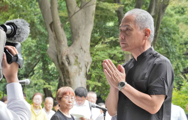 千鳥ヶ淵戦没者墓苑で六角堂の墓前に献花し、合掌する染裕之・平和フォーラム共同代表（8月15日・東京）