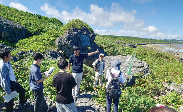 荒崎海岸のひめゆり学徒散華の跡では、米軍に追いつめられ、殺されたり自死させられたと説明を受けた（6月21日・沖縄県糸満市）