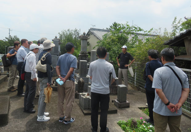 「福田村事件」で犠牲となった９人の墓に手を合わせた（7月8日・香川県三豊市）