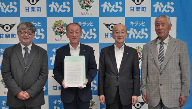 ３隊にわかれて各町村役場を訪れ、要請書を手渡し意見交換した（左から小林県連副委員長、森平仁志・甘楽町長、近藤秀夫・甘楽町教育長、堰口県連副委員長。10月2日・群馬県甘楽町）
