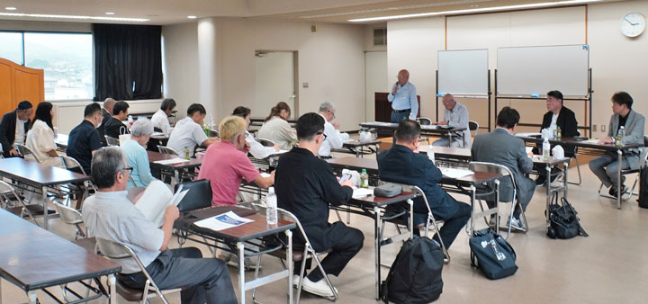 各府県連の運動に学び合いながら、運動を強化しようとよびかける川口正志・議長（9月16日・奈良県橿原市）